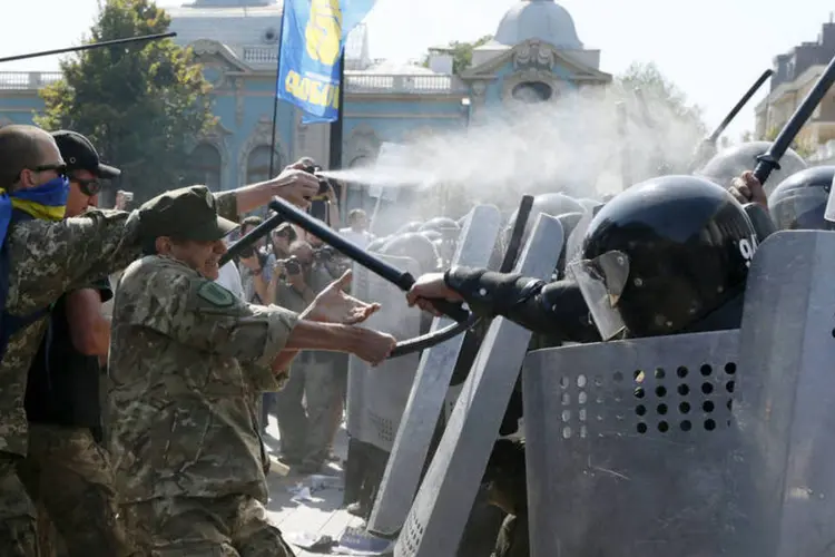 
	Confronto em frente ao parlamento em Kiev: o chefe da pol&iacute;cia de Kiev informou que o homem que jogou a granada contra os agentes de seguran&ccedil;a j&aacute; foi detido
 (Reuters / Valentyn Ogirenko)