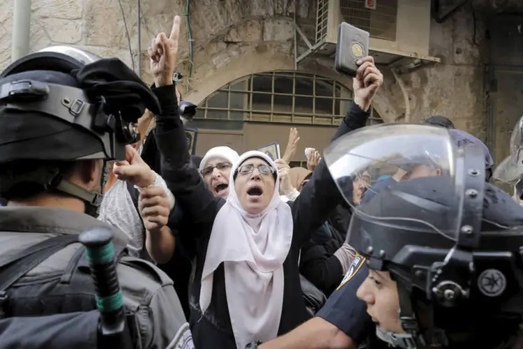 
	Confronto entre mu&ccedil;ulmanos e policiais na Esplanada das Mesquitas: o primeiro-ministro israelense criticou ontem a proposta francesa por considerar que ignora a agress&atilde;o palestina
 (Reuters / Ammar Awad)