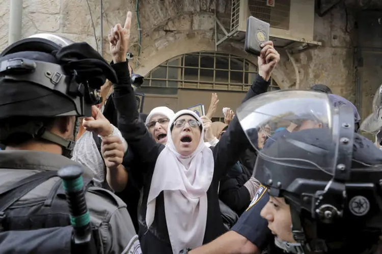 
	Confronto entre mu&ccedil;ulmanos e policiais na Esplanada das Mesquitas, em Jerusal&eacute;m: no domingo, ocorreu uma verdadeira batalha campal entre as for&ccedil;as de seguran&ccedil;a e palestinos
 (Reuters / Ammar Awad)