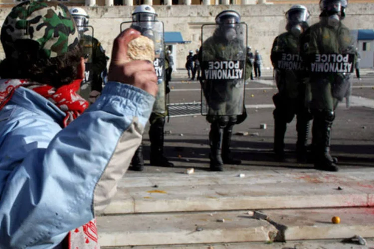 Confronto na Grécia: lá, o Estado virou vilão (Milos Bicanski/Getty Images)