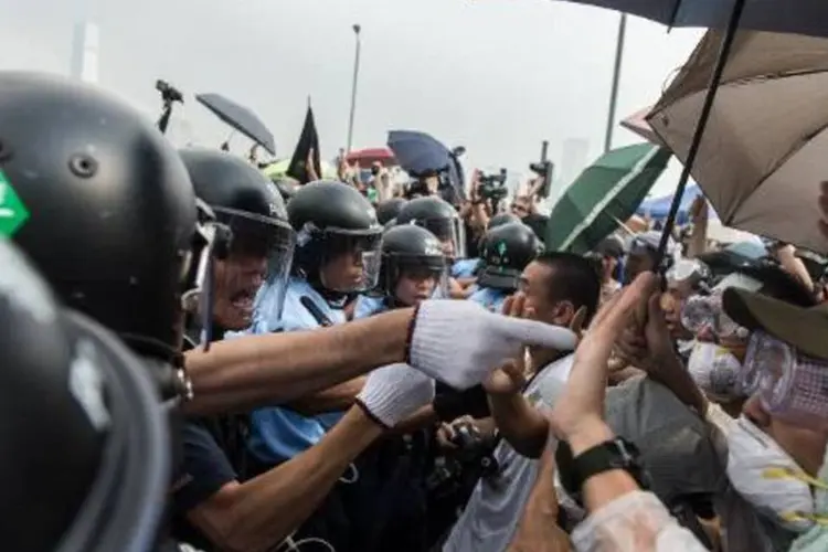 Policiais e manifestantes pró-democracia em confronto no centro de Hong Kong (Anthony Wallace/AFP)