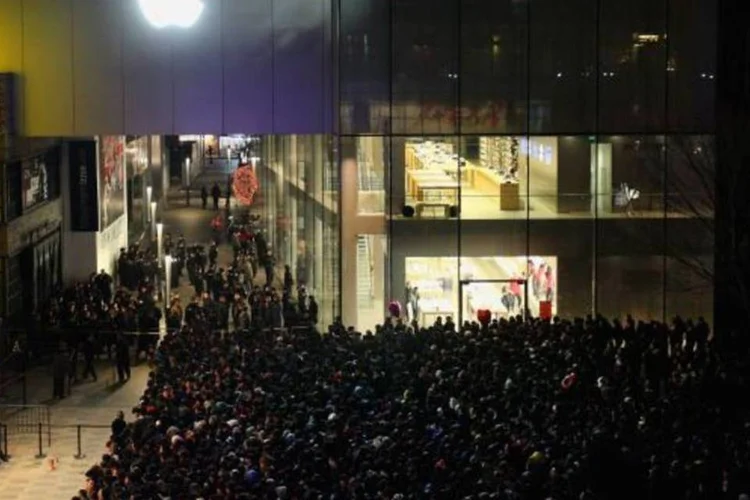 O confronto entre seguranças e compradores começou com o anúncio por volta das 7h em Pequim de que não aconteceria a venda do iPhone 4S (Feng Li/Getty Images)