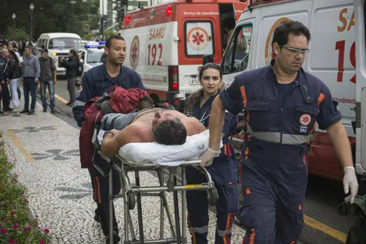 
	Pessoa &eacute; atendida durante confronto entre professores e policiais em Curitiba
 (Gabriel Rosa/SMCS)