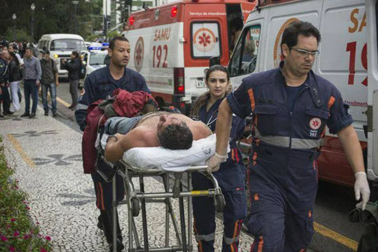 
	Pessoa &eacute; atendida durante confronto entre professores e policiais em Curitiba: ao menos 180 pessoas foram feridas
 (Gabriel Rosa/SMCS)