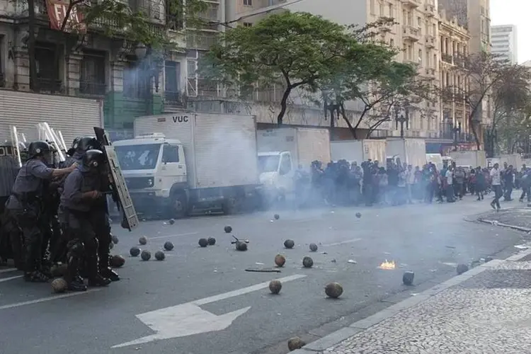 
	Confronto entre Pol&iacute;cia Militar e sem-teto no centro de S&atilde;o Paulo, na manh&atilde; desta ter&ccedil;a
 (Reuters)