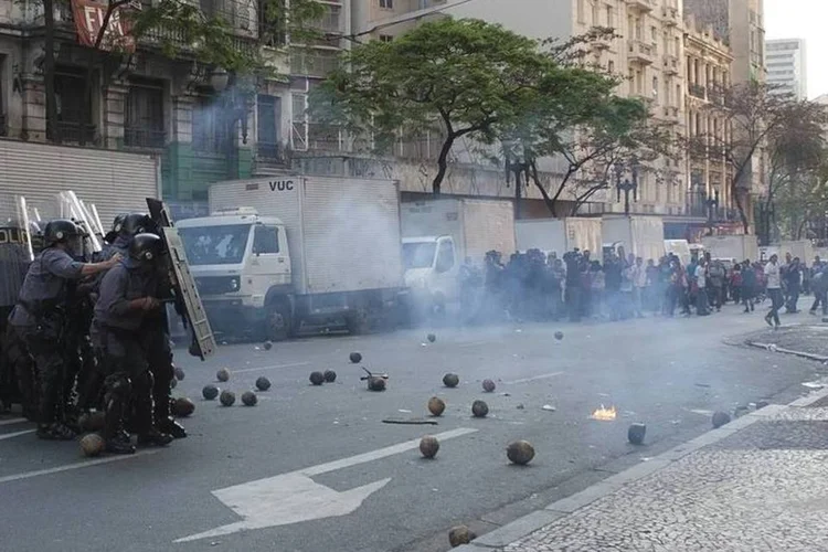 
	Confronto entre Pol&iacute;cia Militar e sem-teto no centro de S&atilde;o Paulo, na manh&atilde; desta ter&ccedil;a
 (Reuters)