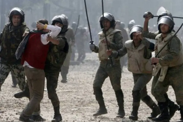 Os soldados responderam com disparos para o ar e jogando jatos de água contra os manifestantes
 (Mohammed Abed/AFP)
