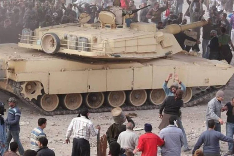 Militares na praça Tahrir, no Cairo: exército garantiu "eleições livres e justas" no Egito (Peter Macdiarmid/Getty Images)