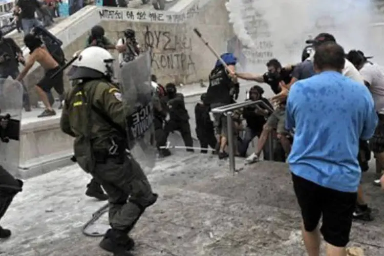Confrontos na Grécia: parlamentar socialista foi agredido na última quinta-feira (Louisa Gouliamaki/AFP)