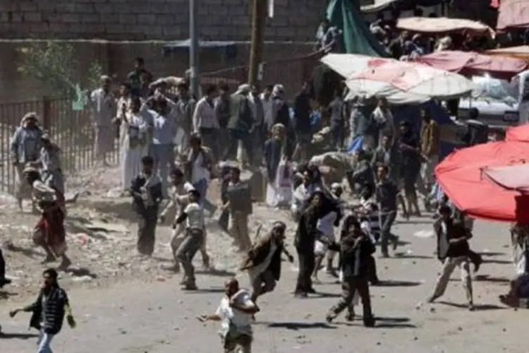 Protesto no Iêmen: inspirado pelos protestos na Tunísia e Egito, o país passou a ser palco de protestos para acabar com o governo autoritário de Saleh (Ahmad Gharabli/AFP)