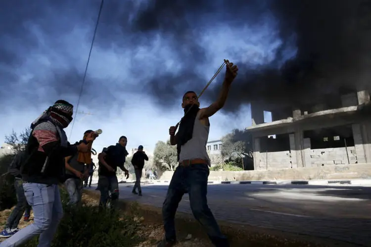 
	Confrontos: os soldados entraram em confronto com os jovens que atiraram pedras e garrafas
 (Mohamad Torokman / Reuters)
