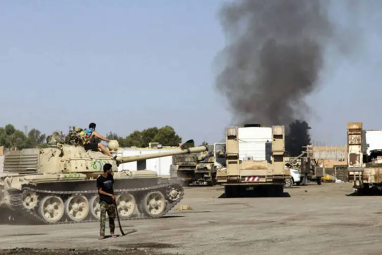 Fumaça após confrontos entre milícias rivais em Trípoli, na Líbia (Reuters)