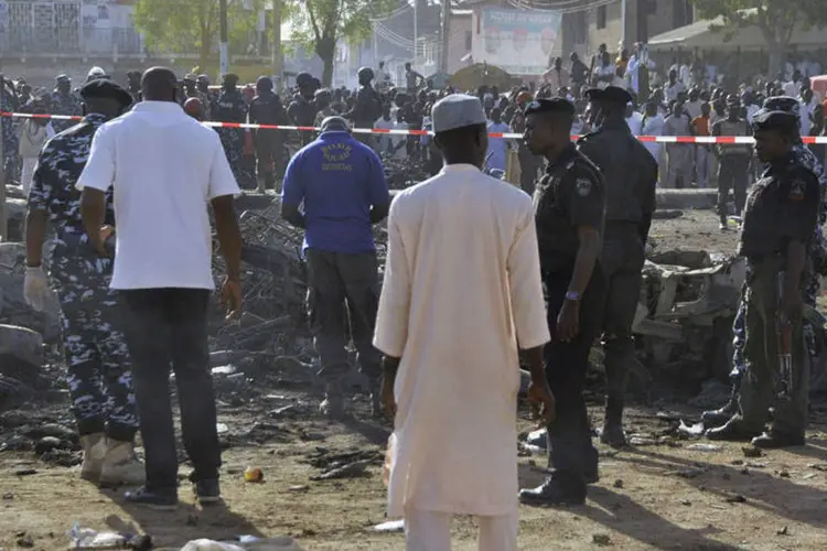 Agentes de segurança inspecionam local de explosões múltiplas na área da mesquita central de Kano, norte da Nigéria (Reuters)