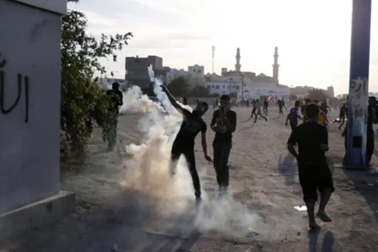 Manifestantes durante confronto com a polícia após o funeral de um jovem, na vila de Daih, a oeste de Manama, Bahrein (Hamad I Mohammed/Reuters)