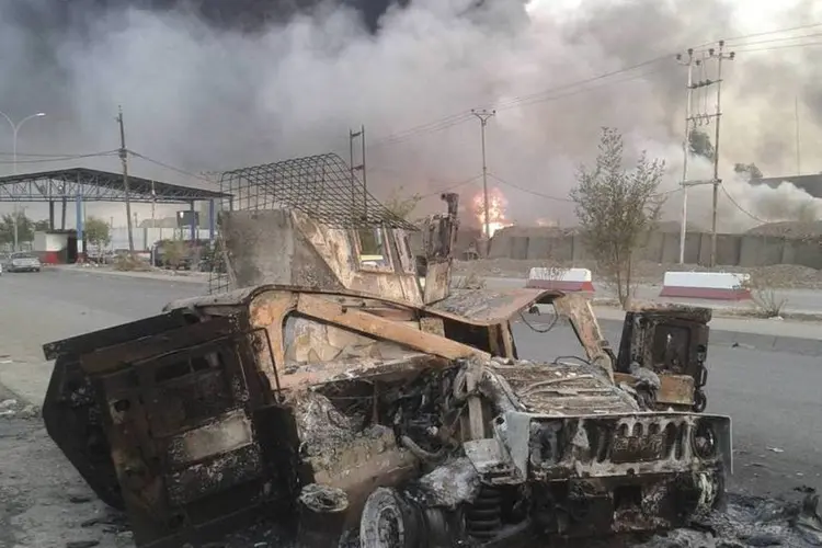 
	Ve&iacute;culo destru&iacute;do &eacute; visto em Mossul: outros 102 jihadistas ficaram feridos
 (Reuters)