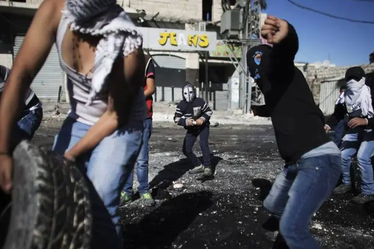 Em Jerusalém Oriental, a polícia disparou gás lacrimogêneo para dispersar manifestantes que acendiam fogos de artifício e queimavam pneus (Reuters)