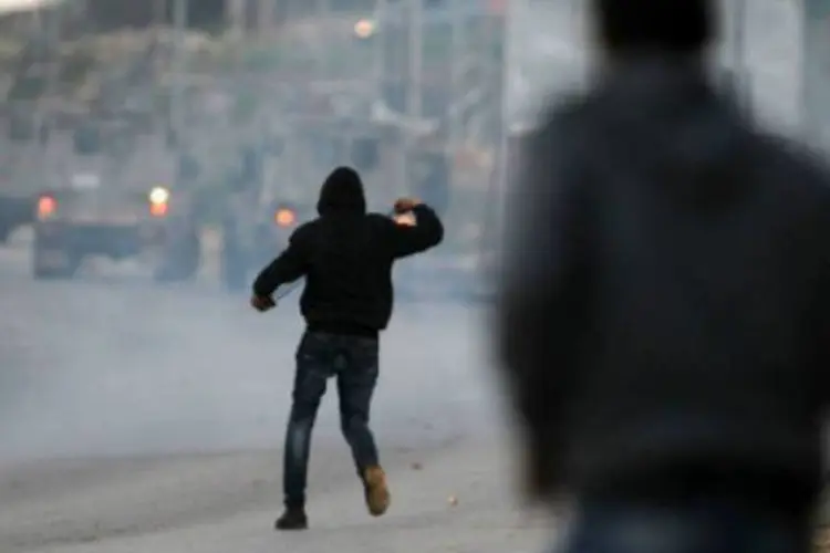 
	Confrontos entre israelenses e palestinos: presentes tentaram formar um cord&atilde;o humano ao redor da pris&atilde;o enquanto gritavam&nbsp;&quot;O sangue judeu n&atilde;o se abandona&quot;
 (AFP)