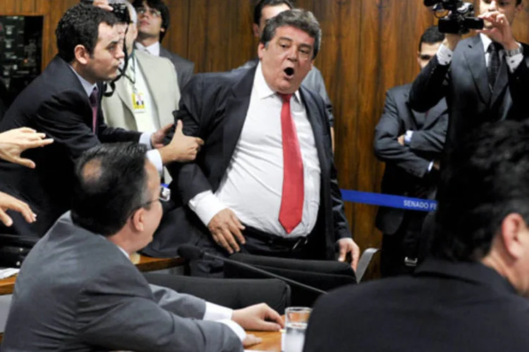 O deputado Silvio Costa se irrita com o (C) senador Pedro Taques que interviu sua fala para defender o direito do senador Demóstenes Torres de permanecer em silêncio (Geraldo Magela/Agência Senado)