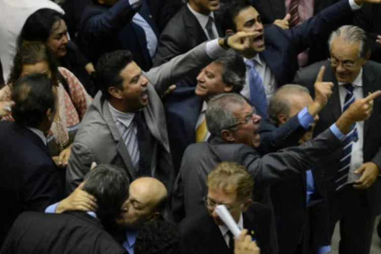Parlamentares das bancadas do RJ e do ES abandonam a sessão do Congresso Nacional, que aprecia os vetos aos royalties do petróleo (Fábio Rodrigues Pozzebom/ABr)
