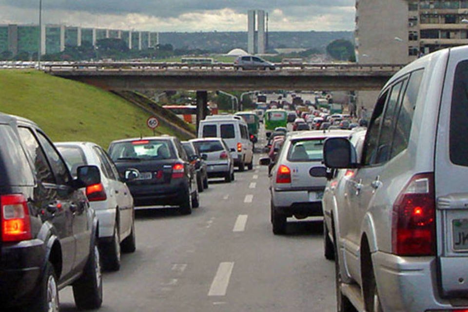 Motoristas e cobradores interditam rodovia em Brasília