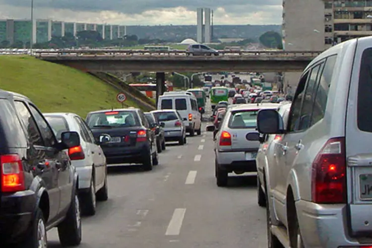 Congestionamento em Brasília: a comunicação entre os veículos pode melhorar o trânsito (Mario Ortiz / Wikimedia Commons)