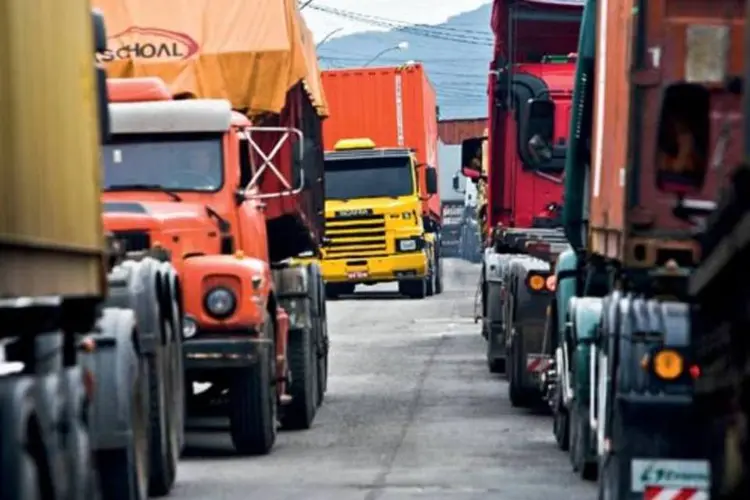 
	Filas de caminh&otilde;es parados no tr&acirc;nsito em Santos: centenas de caminh&otilde;es vieram para a regi&atilde;o, sem respeitar o agendamento para acesso aos p&aacute;tios reguladores
 (Claudio Rossi/EXAME.com)