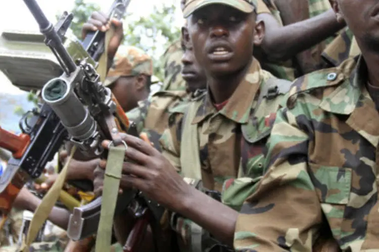 Rebeldes congoleses patrulham uma rua em Goma, no leste da República Democrática do Congo  (REUTERS / James Akena)