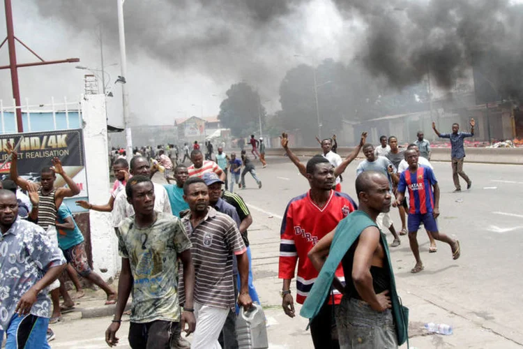 
	Protestos: cerca de 75 manifestantes foram assassinados nesta semana na repress&atilde;o dos protestos
 (Kenny Katombe/Reuters)