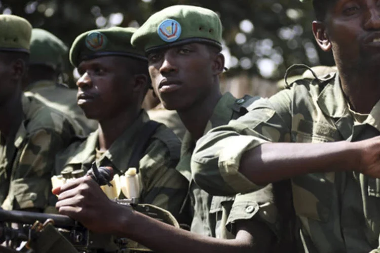 
	Soldados do Congo s&atilde;o vistos a 45 quil&ocirc;metros da cidade de Goma. Governo do pa&iacute;s disse que n&atilde;o vai negociar com rebeldes do grupo M23
 (Goran Tomasevic/Reuters)
