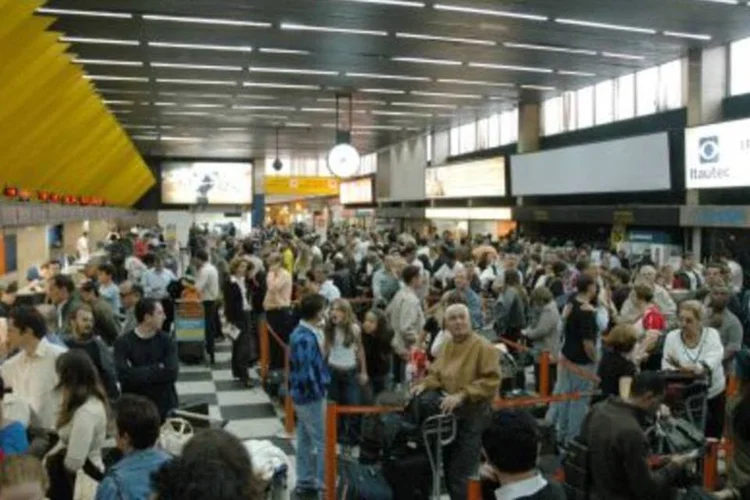 Check-in lotado no Aeroporto de Congonhas: de janeiro a junho, a Infraero registrou 7,2 milhões de usuários (.)