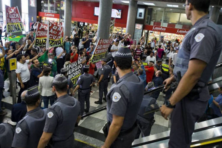
	Protestos: manifestantes favor&aacute;veis e contr&aacute;rios ao PT participaram de atos de rua de ontem na frente do Aeroporto de Congonhas
 (Nelson Almeida / AFP)