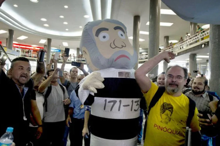 
	Protesto contra Lula em Congonhas: os participantes do ato na Avenida Paulista comemoravam dando a pris&atilde;o do petista como certa
 (Nelson Almeida / AFP)