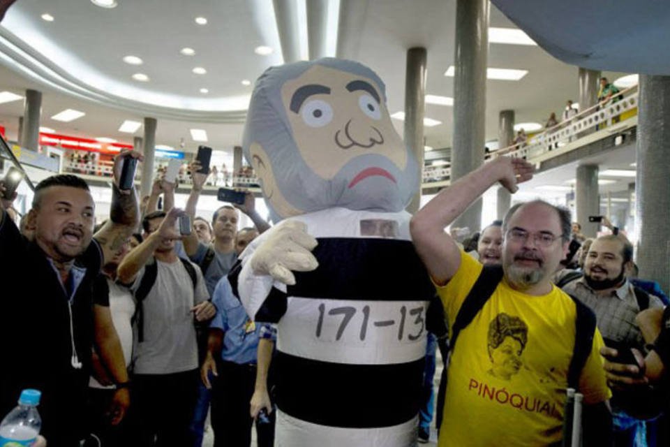 Manifestantes protestam contra Lula e Dilma na Paulista