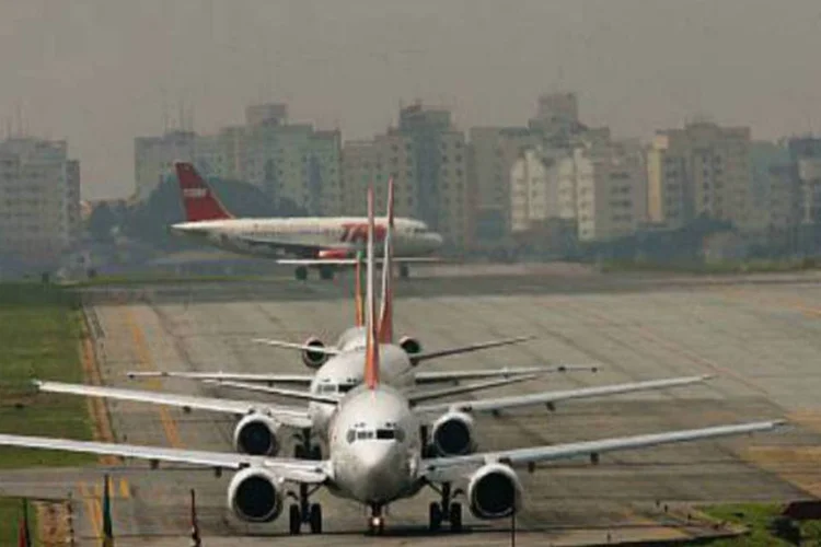 
	Aeroporto de Congonhas: De acordo com o Centro de Gerenciamento de Emerg&ecirc;ncias, a temperatura m&eacute;dia na cidade &eacute; 11 graus Celsius. As condi&ccedil;&otilde;es clim&aacute;ticas favorecem a forma&ccedil;&atilde;o de neblina e n&eacute;voa &uacute;mida
 (Wikicommons)