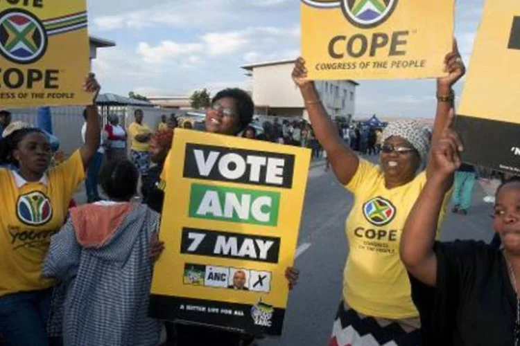 
	Apoiadores do Congresso Nacional Africano, na &Aacute;frica do Sul: durante a campanha, a oposi&ccedil;&atilde;o n&atilde;o hesitou em usar o nome de Nelson Mandela
 (Rodger Bosch/AFP)