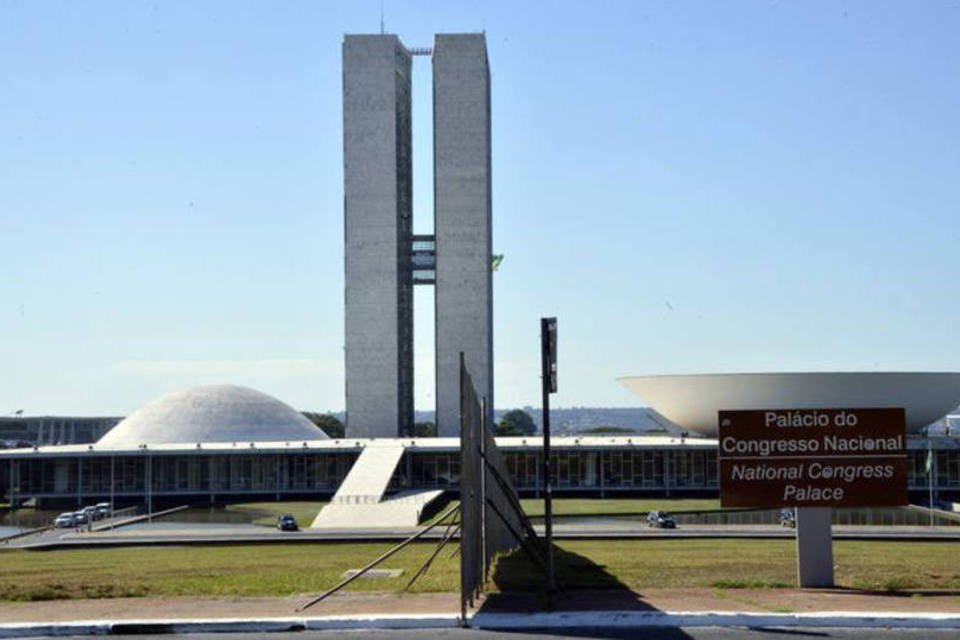 Grupos pró e contra impeachment acampam em Brasília