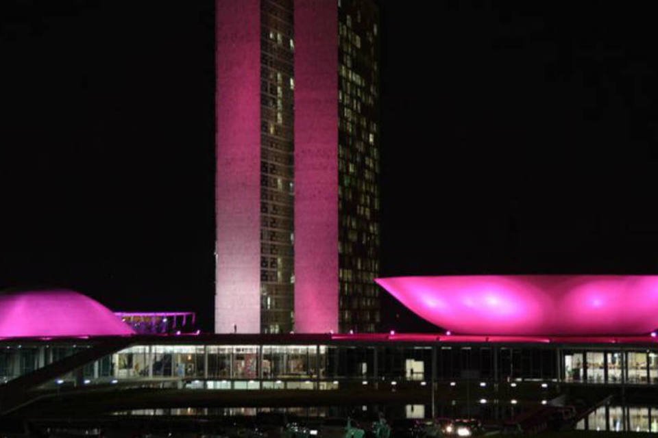 Congresso é iluminado em rosa contra câncer de mama