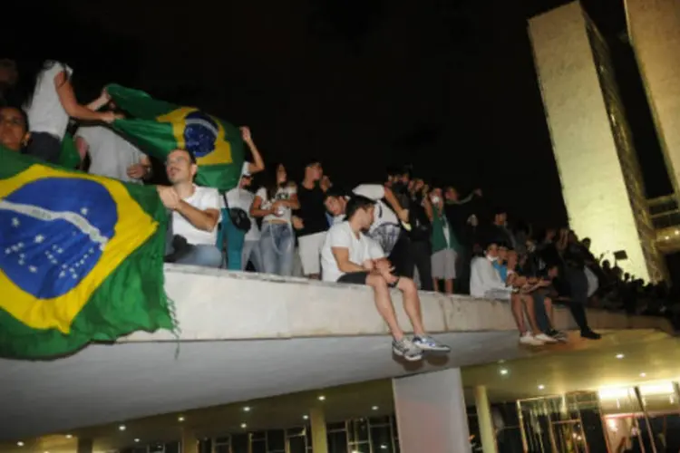 Manifestantes protestam em frente ao Congresso Nacional contra gastos na Copa, corrupção e por melhorias no transporte, na saúde e educação (Agência Brasil)