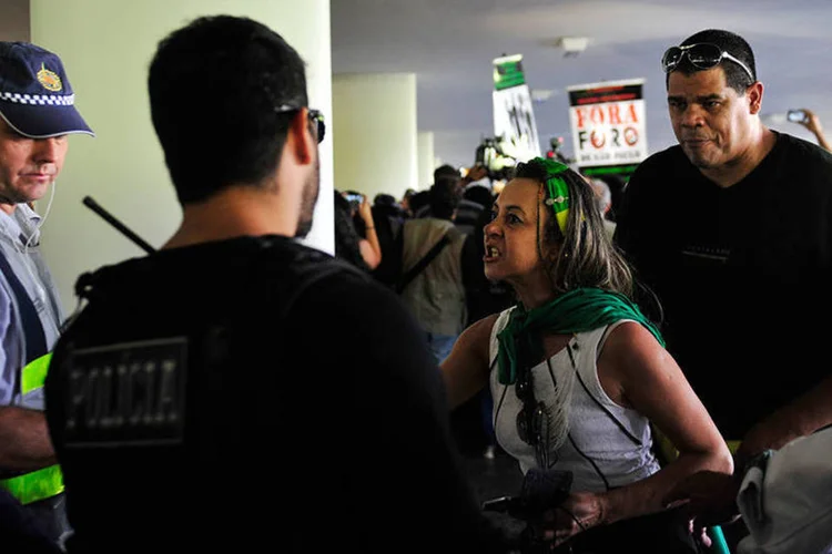 
	Manifestantes tentam entrar na C&acirc;mara: o grupo chegou a ter cerca de 50 pessoas e inclu&iacute;a pessoas de diversas faixas et&aacute;rias
 (Laycer Tomaz/ Câmara dos Deputados)