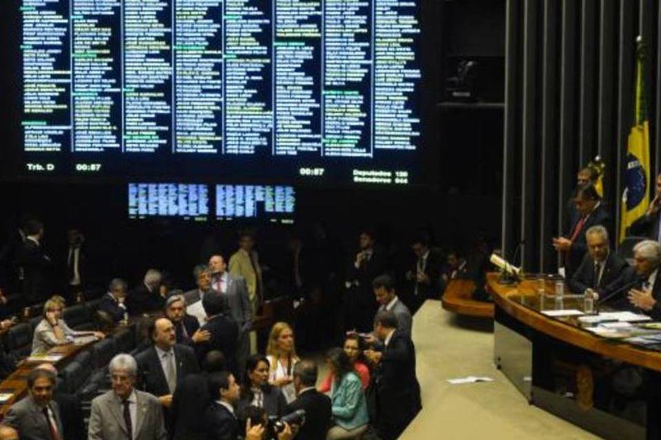 Votação que muda meta fiscal é adiada para esta quarta-feira