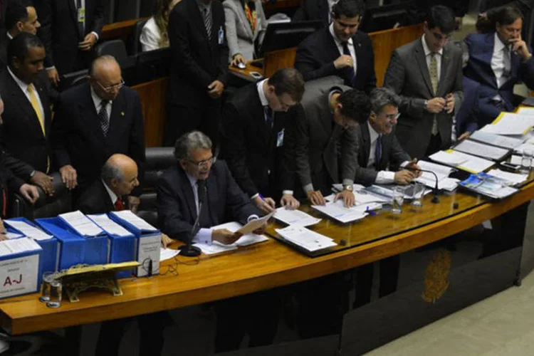 
	Sess&atilde;o para votar proposta que muda super&aacute;vit: pr&oacute;xima vota&ccedil;&atilde;o ficou para ter&ccedil;a-feira
 (Valter Campanato/ABr)