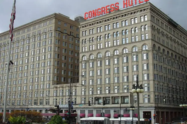 Uma das greves mais longas da história, realizada por funcionários do Congress Plaza Hotel, em Chicago, é encerrada após 10 anos (Wikimedia/Ivo Shandor)