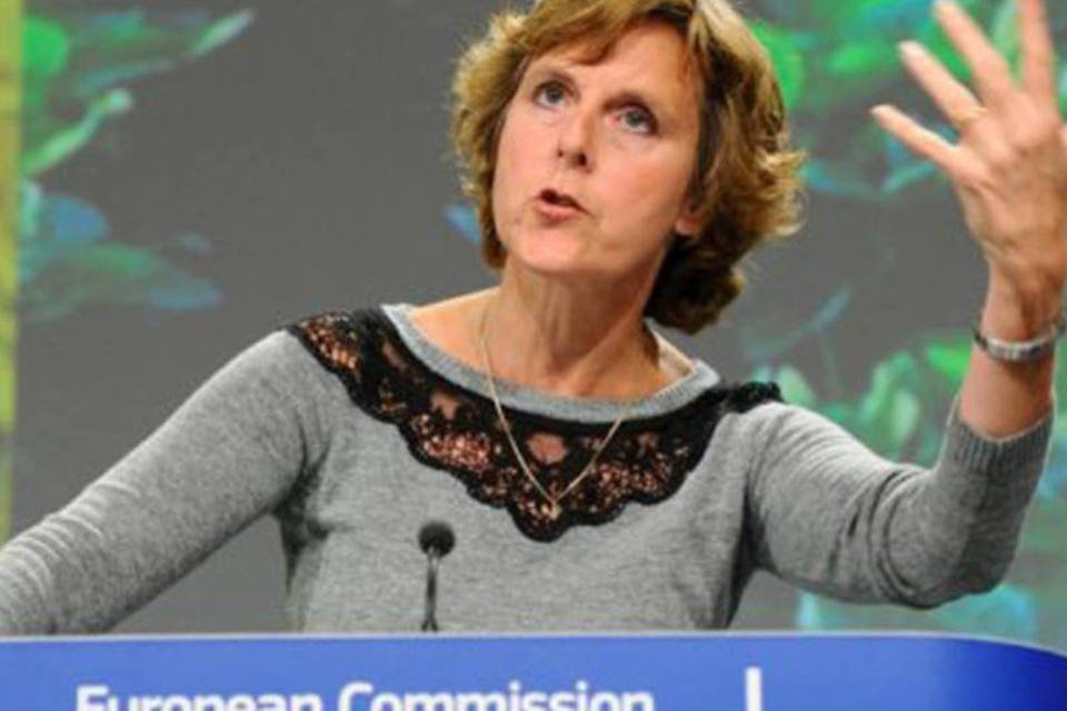 Bruxelas propõe suspender taxa sobre CO2 das aéreas até 2013