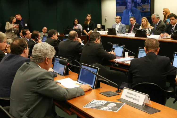 
	Conselho de &Eacute;tica: ontem (23) os deputados iniciaram a discuss&atilde;o do parecer, mas aliados de Cunha apresentaram diversas quest&otilde;es de ordem
 (Lula Marques/Agência PT)