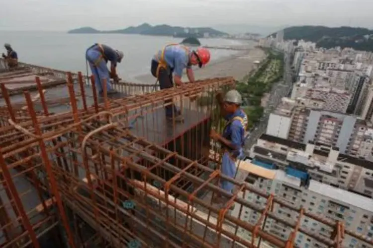 Trabalhadores da construção civil: projeções de crescimento para o setor estão entre as que mais mudaram nos últimos meses (.d/Site Exame)