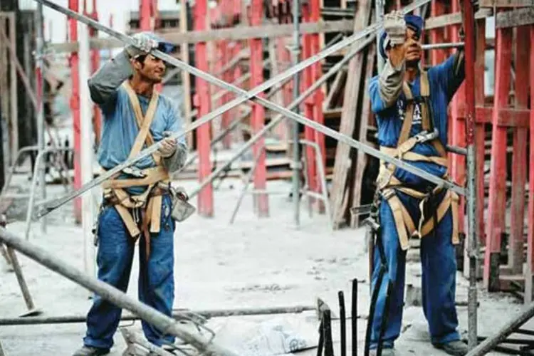 Trabalhadores da construção civil em São Paulo: São Paulo, o Rio de Janeiro e o Distrito Federal são as unidades da federação com os mais altos salários de admissão (Alexandre Battibugli/EXAME.com)