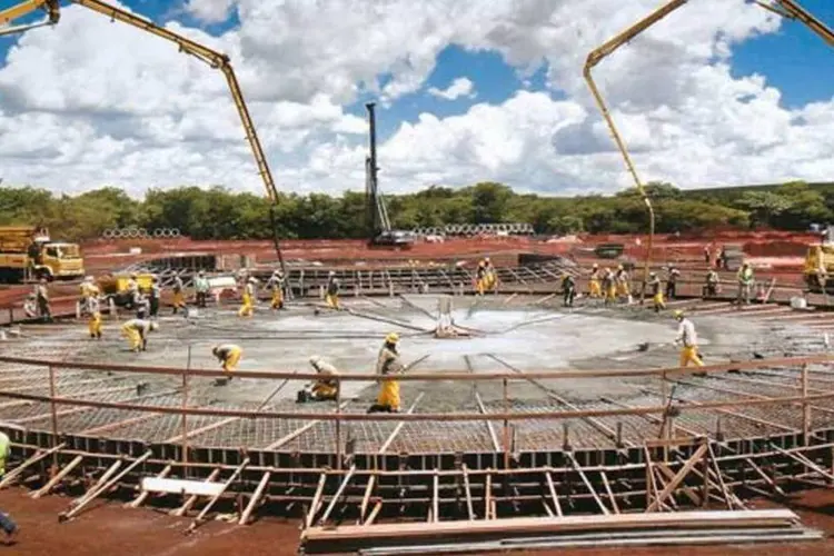 Construção de silo da Logum em Ribeirão Preto: 12 coletores como este e uma rede de tubos para escoar o etanol (Divulgação)