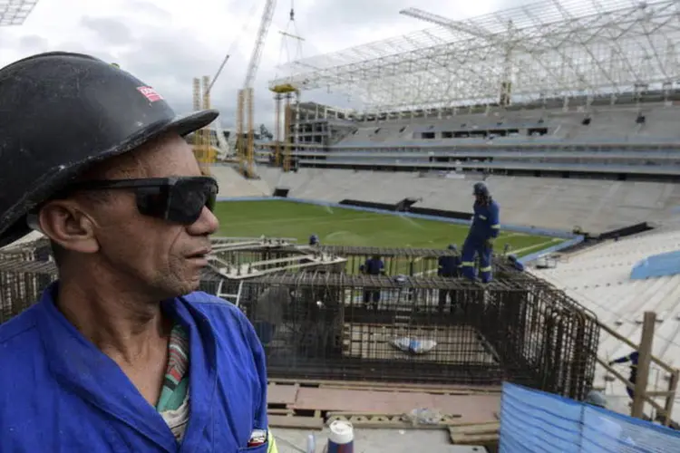 Operário da Odebrecht durante a construção do Itaquerão, em São Paulo (Paulo Fridman/Bloomberg)