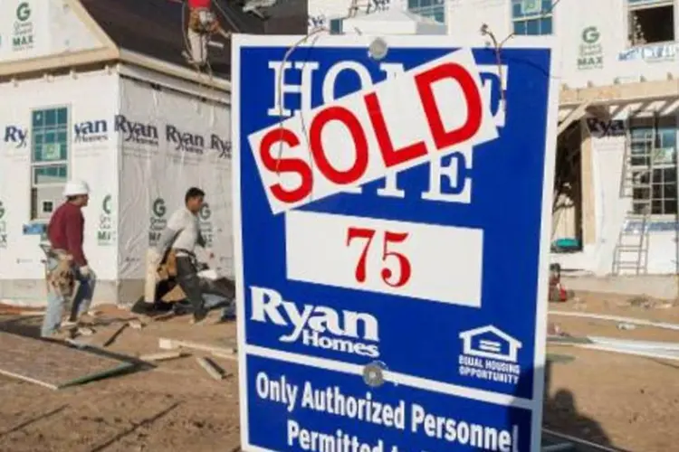 O início da construção de imóveis nos Estados Unidos despencou de maneira inesperada em fevereiro (Paul J. Richards/AFP)
