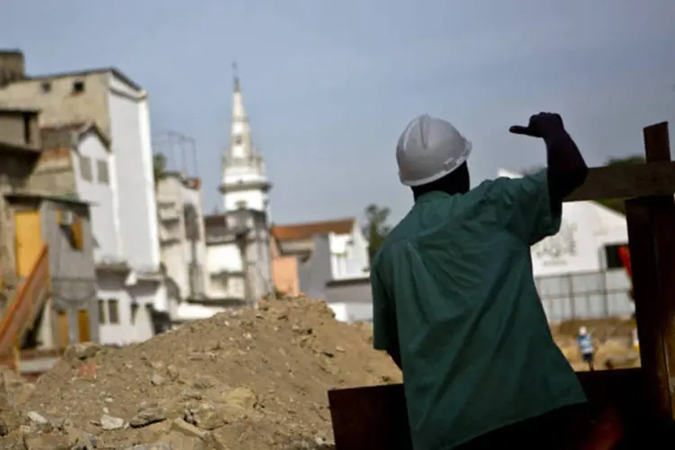 
	Oper&aacute;rio trabalhando em uma constru&ccedil;&atilde;o no centro do Rio de Janeiro: estado registrou a maior redu&ccedil;&atilde;o de empregos no pa&iacute;s no m&ecirc;s
 (Dado Galdieri/Bloomberg)